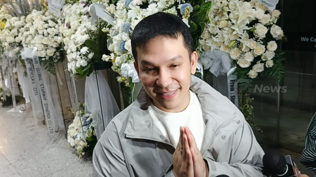Jordi Onsu, adik Ruben Onsu, di rumah duka ayah Sarwendah di Grand Heaven Pluit, Jakarta Utara, Sabtu (19/7/2025) malam. [Foto: FTNews.co.id/Selvianus Kopong Basar]